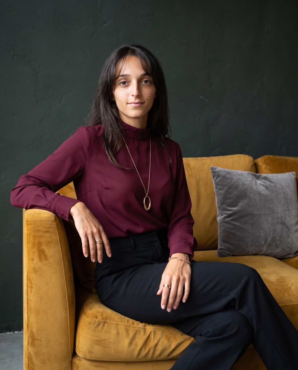 María Valverde sentada en un sillón